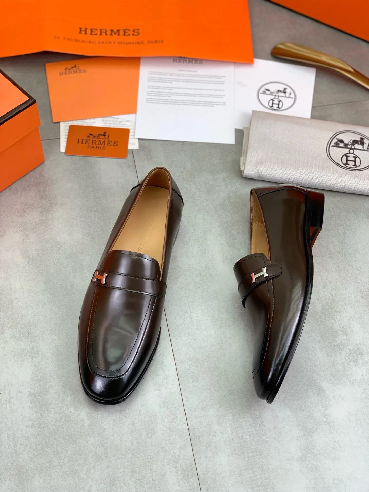 Factory price P960 💰Top version 💎💎💎 Original leather outsole Brand: Hermès (Hermès) Standard code: Men's size 39-44 (38, 45 can be customized) Grade: Same as the official website Original quality materials: Original soft calfskin Water-dyed cowhide lining Original Italian leather outsole Style categories: Men's fashion Formal casual leather shoes Slip-on men's shoes series Young fashion European and American trends, British style, colors: multiple options, counter packaging